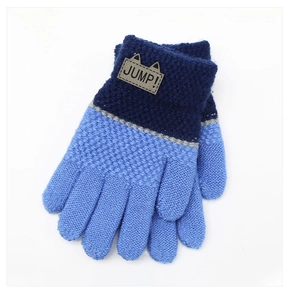 Détail de gants tricotés bleus pour enfants avec étiquette JUMP et poignets rayés