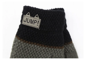 Vue détaillée du poignet en tricot et de l'étiquette Jump sur ces gants de vélo pour enfants
