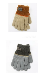 Détail de gants tricotés pour enfants avec écusson Jump à oreilles de chat et maille épaisse