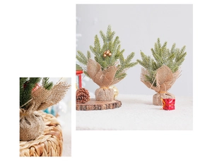 Mini sapins de Noël avec bases en toile de jute et pommes de pin dans un décor chaleureux