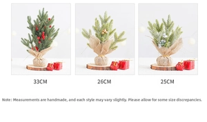 Trois mini sapins de Noël de tailles variées avec baies et socles en toile de jute