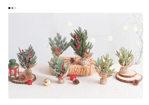 Détail de mini sapins de Noël nordiques avec baies rouges et base en toile de jute