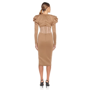 Detail eines kamelfarbenen Kleides mit Puffärmeln und transparenten Mesh-Einsätzen an der Taille