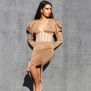 Kamelfarbenes Kleid mit V-Ausschnitt, Puffärmeln, Taillierung und Beinschlitz für Damen