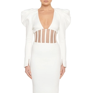 Details des weißen Kleides mit transparenter Korsett-Taille und V-Ausschnitt