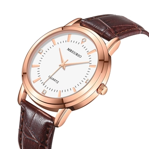 Montre quartz classique avec boîtier or rose, cadran blanc et bracelet cuir marron