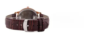 Vue macro du dos de montre en bois pour homme avec plaque en acier et bracelet en cuir