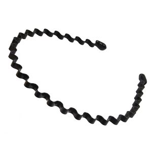 Cerchietto ondulato in metallo nero da uomo per sport e styling su sfondo bianco puro