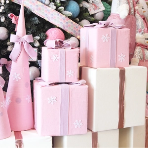 Boîtes de Noël roses avec flocons de neige et sapin en tissu pour décor de fête