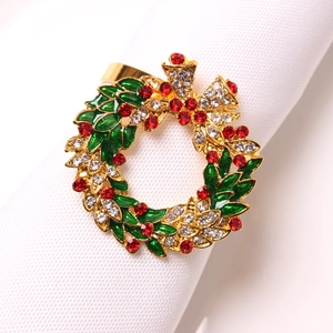 Détail d'un rond de serviette couronne de Noël avec émail vert et strass rouges éclatants