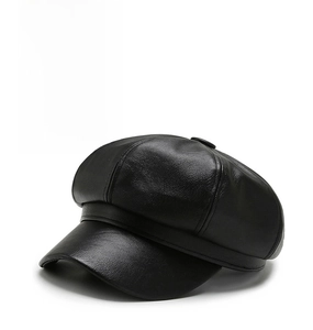 Vue détaillée de la casquette gavroche en cuir PU noir avec texture grainée et bouton