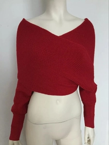 Pull en tricot rouge à épaules dénudées avec poignets côtelés sur mannequin blanc