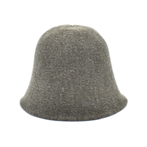 Texture détaillée d'un chapeau cloche en laine tricotée taupe pour l'hiver