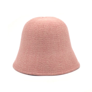 Détail d'un chapeau cloche en tricot rose avec texture de tissage horizontale fine