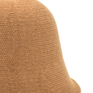 Détail macro du chapeau cloche en maille camel montrant la texture délicate du tricotage