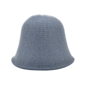 Texture détaillée du chapeau cloche en tricot bleu marine avec motif torsadé en laine