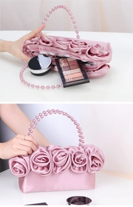 Dettaglio della borsa da sera in raso rosa con manico di perle e capacità interna