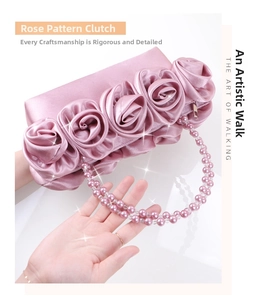 Dettaglio della borsa da sera in raso con rose 3D e manico in perle rosa sfaccettate