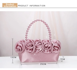 Dettaglio borsa in raso rosa con rose 3D, manico di perle e dimensioni indicate