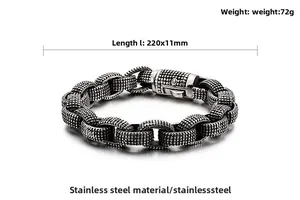 Vue détaillée d'un bracelet punk lourd en acier inoxydable avec maillons à clous