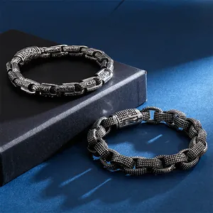 Détail des bracelets tête de dragon rétro en finition argent vieilli avec gravures