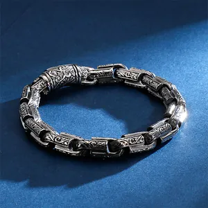 Détails macro d'un bracelet dragon rétro pour homme avec gravures florales complexes