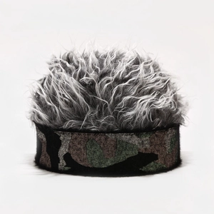 Vue détaillée d'une perruque argentée touffue avec bandeau à motif camouflage urbain