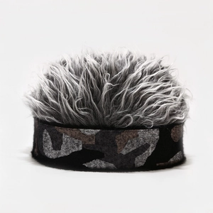 Détail du bonnet perruque camouflage avec cheveux gris denses et bande tricotée