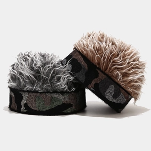 Bonnet camouflage avec perruque intégrée en coloris noir gris et marron terre