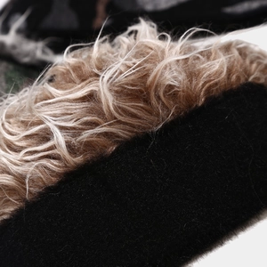 Vue macro des cheveux synthétiques bouclés blonds sur un bonnet noir de style urbain