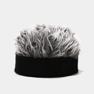 Détail du bonnet camouflage avec perruque intégrée en fibres synthétiques gris et blanc