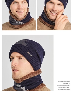 Detail von marineblauem Strickmützen- und Schal-Set mit dickem braunem Kunstfellfutter