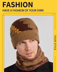 Detailansicht von Winter-Strickmütze und Schal-Set mit dickem Fleecefutter für Herren