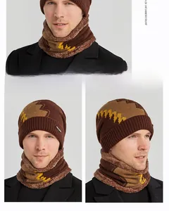 Detailansicht von Winter-Strickmütze und Schal-Set mit warmem Fleece-Innenfutter