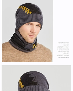 Detail von Strickmütze und Schal Set mit gelbem Zickzackmuster und Thermofutter