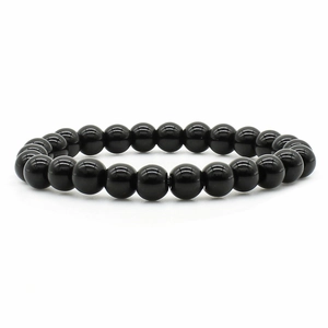 Bracciale da donna con perle di ossidiana nera lucida su sfondo bianco pulito