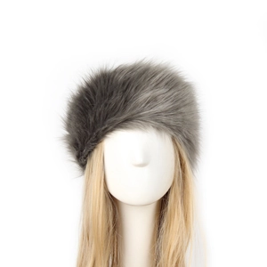 Detail eines grauen Kunstpelz-Stirnbands auf Modell zeigt weiche flauschige Wintertextur