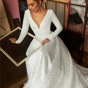 Robe de mariée élégante blanche à manches longues avec col en V profond et jupe en dentelle