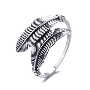 Retro S925 sterling silver feather ring with oxidized finish and vintage punk design