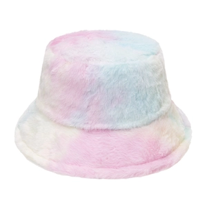 Nahaufnahme der weichen Regenbogen-Plüschstruktur eines warmen Winter-Anglerhutes