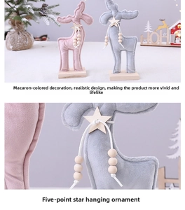 Détail de renne de Noël en peluche avec étoiles en bois et base décorative