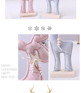 Détail de la texture en peluche et du pendentif étoile en bois d'un renne décoratif