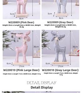 Détail des décorations de Noël en cerf de tissu avec socle en bois, rose et gris