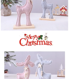 Détail d'ornements de rennes en peluche avec base en bois et étoiles pour décor de Noël