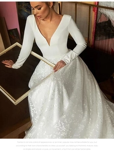 Détail d'une robe de mariée en satin blanc avec décolleté en V et dentelle complexe
