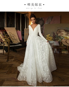 Détails de broderie et dentelle florale sur cette robe de mariée blanche à manches longues