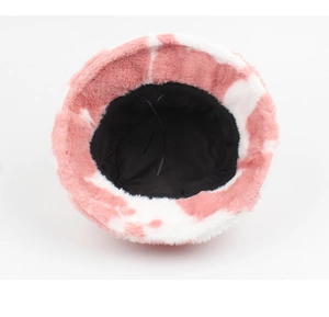 Détail du bob en peluche à motif de vache rose avec cordon de réglage intérieur