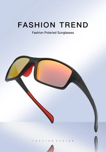 Détail de lunettes de soleil polarisantes de sport avec verres miroir orange et monture noire