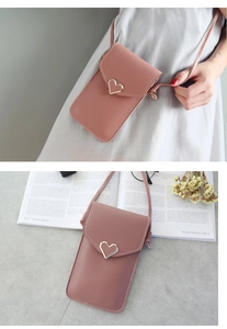 Sac à bandoulière rose pour téléphone avec boucle cœur dorée et texture cuir grainé