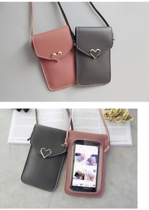 Vue détaillée des sacs de téléphone rose et gris avec fermoir cœur et fenêtre tactile